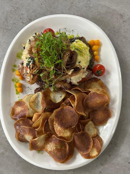Ceafă Gratinată cu Ciolan Afumat și Cartofi Chips